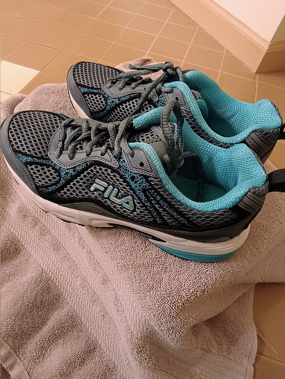 Fila Womens' Windshift 15 Gray and Teal Athletic Sneakers, Size 9